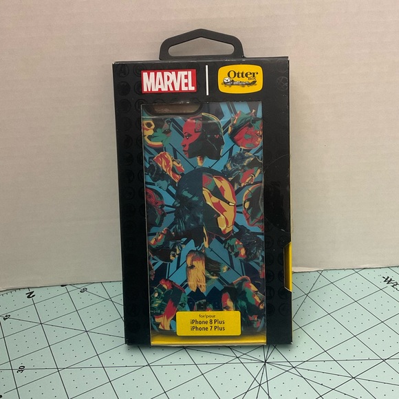 Marvel Avengers IPhone 7/8 Plus Case by Otterbox Slightly Used - Picture 2 of 11